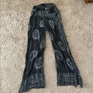 Earthbound om yoga pants